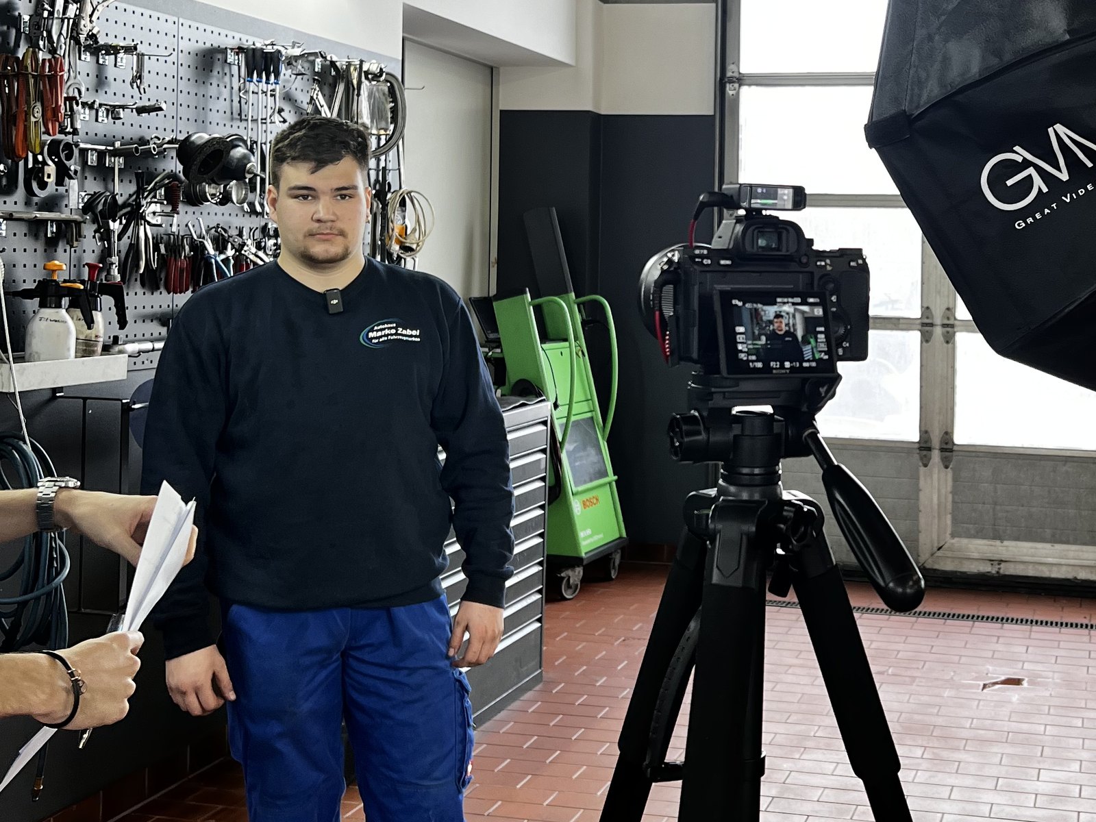Nuvia-Team dreht ein Recruiting-Video in einer Kfz-Werkstatt mit Kamera und Softbox