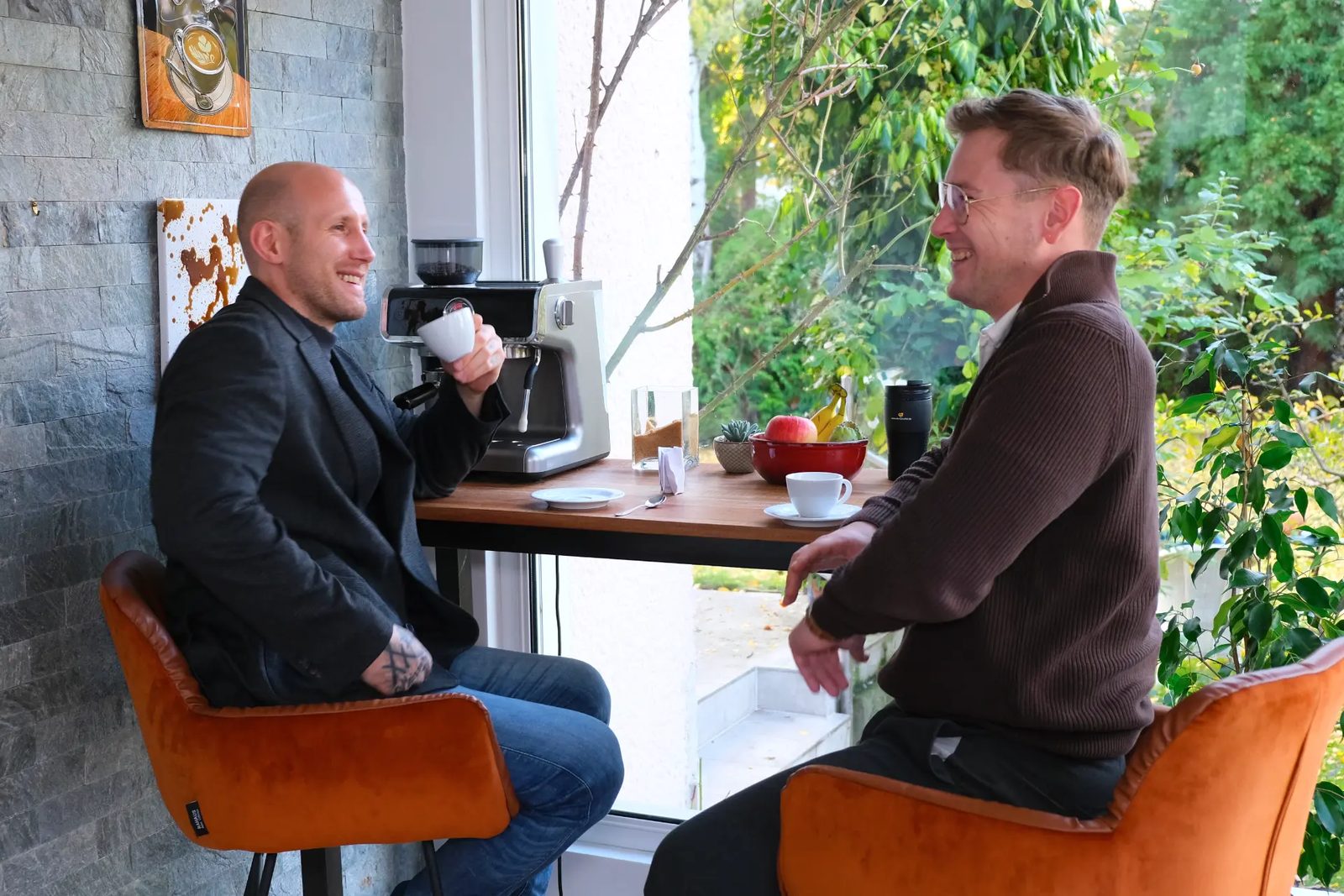 Zwei Nuvia-Teammitglieder im Gespräch bei einem Kaffee